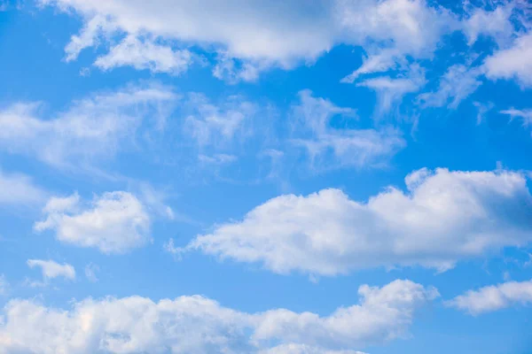 Vista Ângulo Baixo Nuvens Céu Azul — Fotografia de Stock