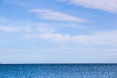 Görünümü, denize karşı mavi gökyüzü.