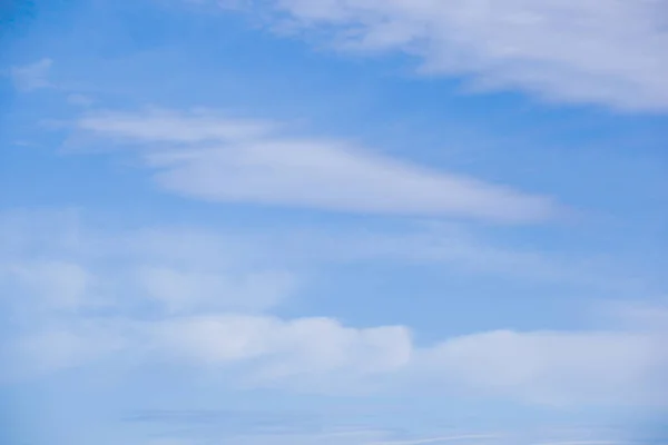 Vista Ángulo Bajo Nubes Cielo Azul —  Fotos de Stock