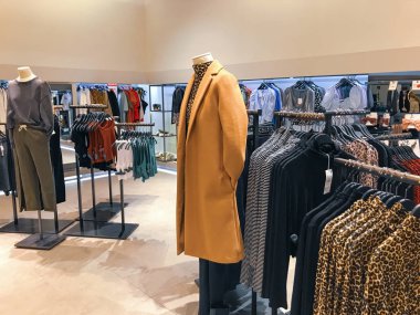 Burgaz, Bulgaristan - 14 Şubat 2020: Burgaz 'da Zara mağazası. Zara, Arteixo, Galiçya merkezli İspanyol giyim ve aksesuar perakendecisi..