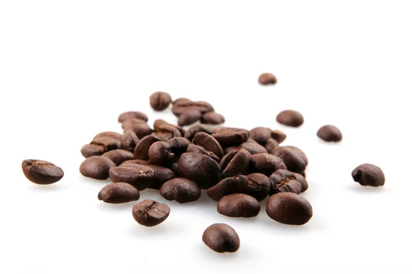 Свежий жареный кофе в зернах изолированы на белом фоне — стоковое фото