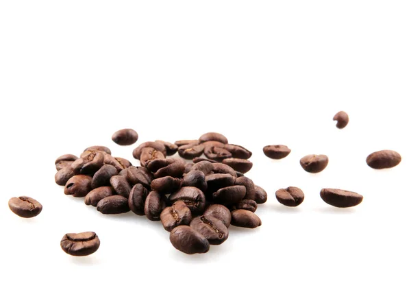 Friss pörkölt kávébab elszigetelt fehér alapon Stock Kép