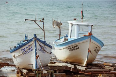 Pomorie, Bulgaristan - 03 Mart 2020: Limandaki balıkçı tekneleri.