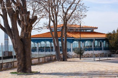 Pomorie, Bulgaristan - 03 Mart 2020: Pomorie, Bulgaristan 'ın güneydoğusunda yer alan ve Bulgaristan' ın Karadeniz kıyısındaki Burgaz Koyu 'ndaki Dar Kayalık Yarımada' da bulunan bir kasaba ve sahil beldesi.