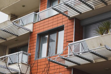 Kentsel yerleşim alanındaki modern yeni bina