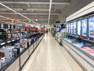 Pomorie, Bulgaristan - 04 Mart 2020: Süpermarkette Duraklamalar.