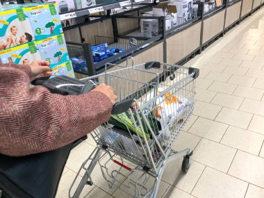 Pomorie, Bulgaristan - 04 Mart 2020: Şehir süpermarketinde alışveriş arabalı genç kadın.