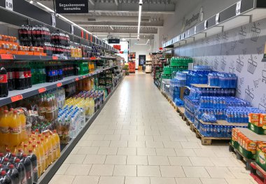 Pomorie, Bulgaristan - 04 Mart 2020: Süpermarkette Duraklamalar.