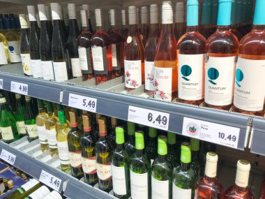 Pomorie, Bulgaristan - 04 Mart 2020: Şarap dükkanında şarap şişeleri.