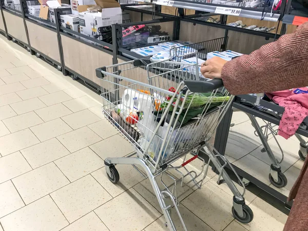 Pomorie Bulgaria Marzo 2020 Mujer Joven Con Carrito Compras Supermercado — Foto de Stock