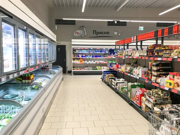 Pomorie Bułgaria Marca 2020 Stoiska Rzędu Supermarkecie — Zdjęcie stockowe