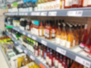 Şarap dükkanındaki şarap şişelerinin fotoğrafı.