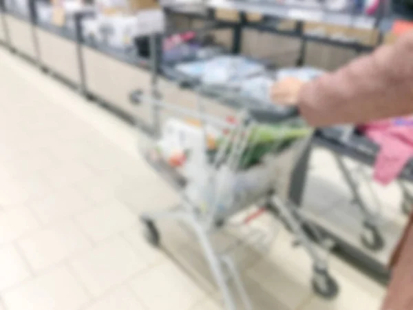 Młoda Kobieta Wózkiem Sklepowym Supermarkecie Miejskim — Zdjęcie stockowe