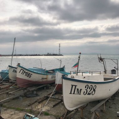 Pomorie, Bulgaristan - 10 Mart 2020: Limandaki balıkçı teknesi.