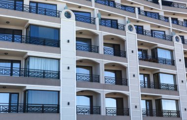 Kentsel yerleşim alanındaki modern yeni bina.