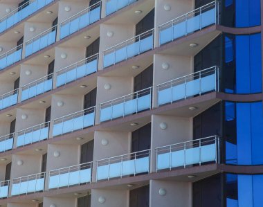 Kentsel yerleşim alanındaki modern yeni bina.