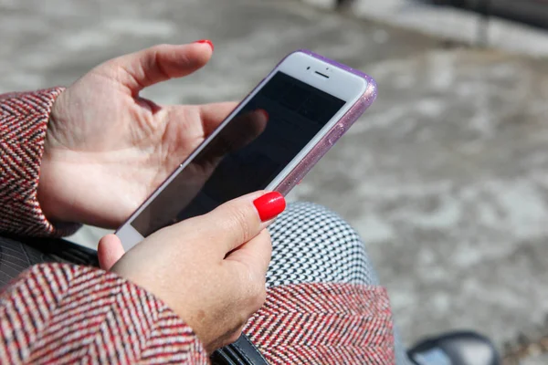 Chica Joven Utiliza Teléfono Celular Para Comprobar Correo Electrónico — Foto de Stock