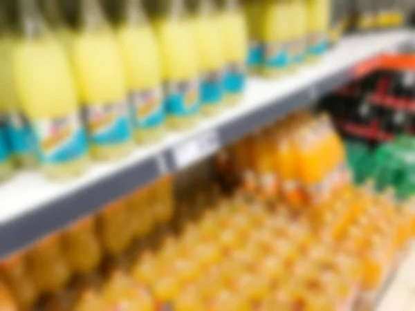 Imagem Desfocada Alimentos Bebidas Prateleiras Loja Iluminada — Fotografia de Stock
