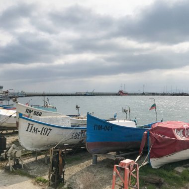 Pomorie, Bulgaristan - 10 Mart 2020: Limandaki balıkçı teknesi.
