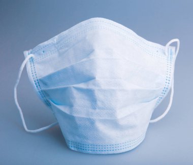 Tipik üç katmanlı koruyucu cerrahi maske. Çift dikişli kenar burnu örtmek için tasarlanmış ve içine metal bir tel gizlenmiş böylece maske burun köprüsüne güvenli bir şekilde takılabiliyor..