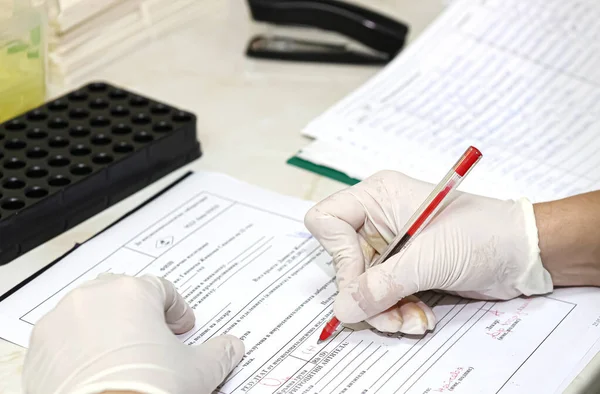 Asystent Laboratoryjny Rejestruje Wyniki Badań Krwi Obecność Koronawirusów 2019 Covid — Zdjęcie stockowe