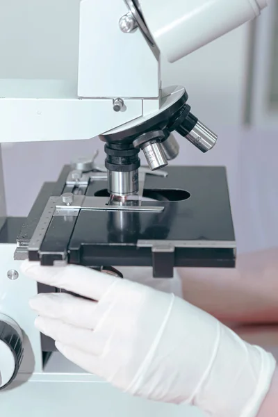 Female Lab Technician Analyzing Sample Microscope Medical Tests Relate Clinical — Stock Photo, Image