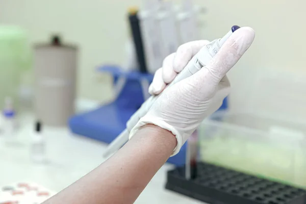 Naukowiec Pracujący Swoim Laboratorium Badanie Krwi Jest Analiza Laboratoryjna Przeprowadzana — Zdjęcie stockowe
