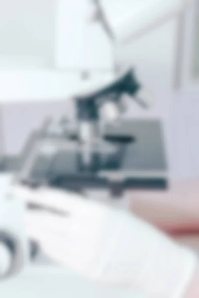 Женщина Лаборант Анализирует Образец Через Микроскоп Медицинские Тесты Связанные Клинической — стоковое фото