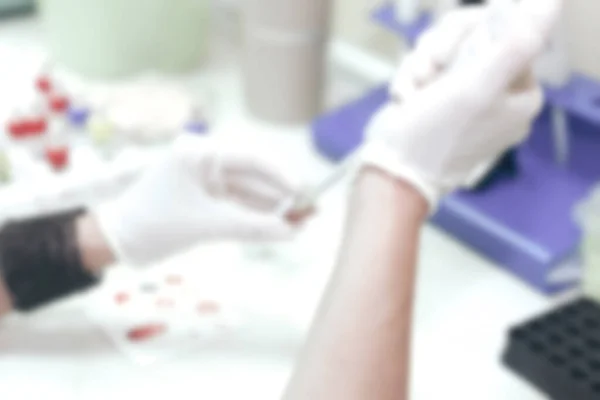 科学家在他的实验室工作 血液检测是对血样进行的实验室分析 血样通常是用皮下注射针或通过指尖从手臂静脉中提取的 — 图库照片