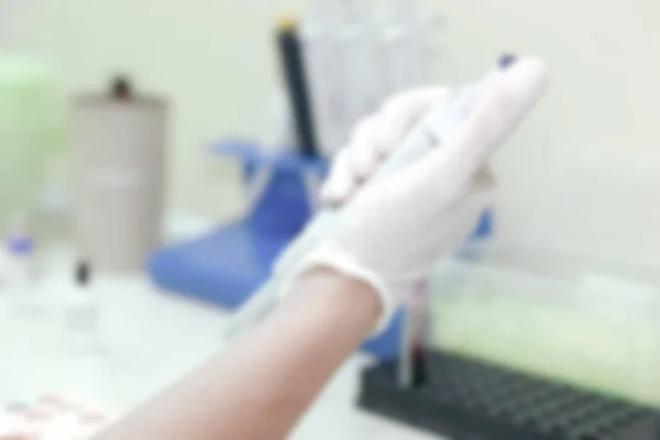 科学家在他的实验室工作 血液检测是对血样进行的实验室分析 血样通常是用皮下注射针或通过指尖从手臂静脉中提取的 — 图库照片