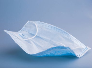 Tıbbi yüz koruma maskesi. Bir cerrahi maske, ayrıca FFP olarak da adlandırılır (facepiece parçacıklarını filtreler))