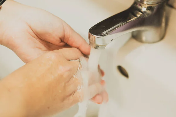 Uma Mulher Lavando Mãos Banheiro Casa — Fotografia de Stock