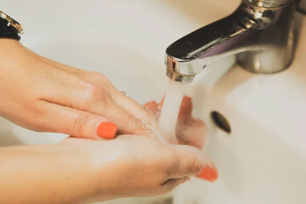 Een Vrouw Die Thuis Haar Handen Wast Badkamer — Stockfoto