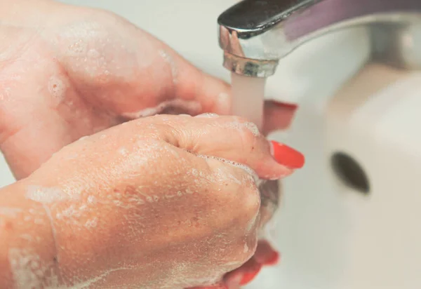 Een Vrouw Die Thuis Haar Handen Wast Badkamer — Stockfoto