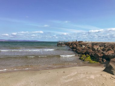 Sahil ve Deniz Parlak Günışığında