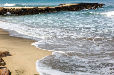 Sahil ve Deniz Parlak Günışığında