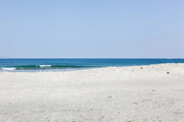 海滩和阳光下的大海 — 图库照片