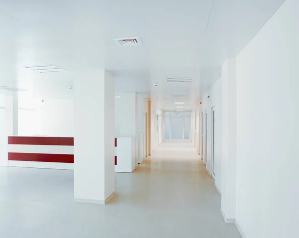 Modern Avrupa Hastanesi Sağlık Hizmetleri Tesisi Boş Hastane Koridoru — Stok fotoğraf