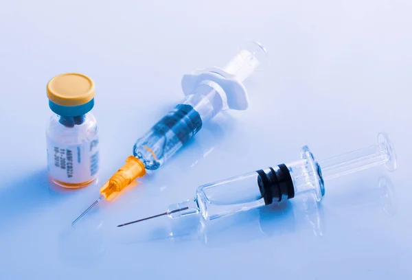 ブルガリアのブルガス 2010年9月27日 季節性インフルエンザワクチン 密封されたバイアルおよび使い捨てプラスチック医療注射器の注射液 — ストック写真