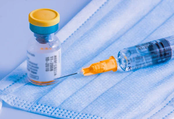 ブルガリアのブルガス 2010年9月27日 季節性インフルエンザワクチン 密封されたバイアルおよび使い捨てプラスチック医療注射器の注射液 — ストック写真