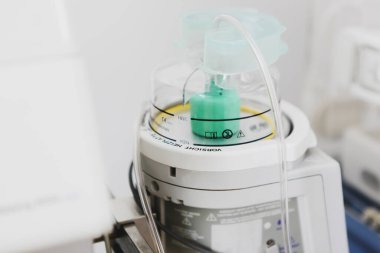 Solunum cihazının görüntüsü. Hastanenin solunum cihazı. Hastanın hayatını kurtaran makine. Yoğun bakım ünitesi solunum cihazı