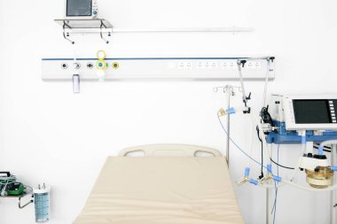 Acil servis görüntüsü. Tıbbi vantilatörler ve solunum bakım malzemeleri. Hasta hayat kurtarma makinesi