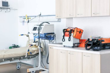 Acil servis görüntüsü. Tıbbi vantilatörler ve solunum bakım malzemeleri. Hasta hayat kurtarma makinesi