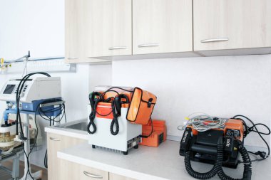 Acil servis görüntüsü. Tıbbi vantilatörler ve solunum bakım malzemeleri. Hasta hayat kurtarma makinesi