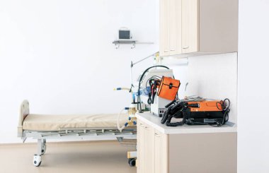 Acil servis görüntüsü. Tıbbi vantilatörler ve solunum bakım malzemeleri. Hasta hayat kurtarma makinesi