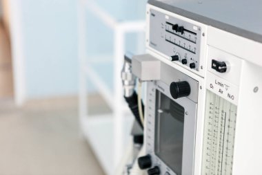 Solunum cihazının görüntüsü. Hastanenin solunum cihazı. Hastanın hayatını kurtaran makine. Yoğun bakım ünitesi solunum cihazı