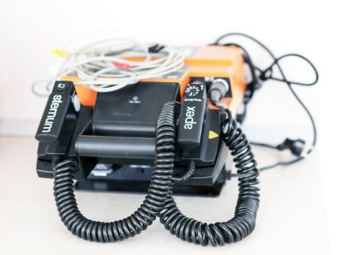 Otomatik Dış Defibrilatör Görüntüsü. Hasta Hayat Kurtarma Makinesi