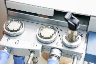 Solunum cihazının görüntüsü. Hastanenin solunum cihazı. Hastanın hayatını kurtaran makine. Yoğun bakım ünitesi solunum cihazı