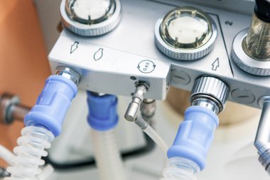 Solunum cihazının görüntüsü. Hastanenin solunum cihazı. Hastanın hayatını kurtaran makine. Yoğun bakım ünitesi solunum cihazı