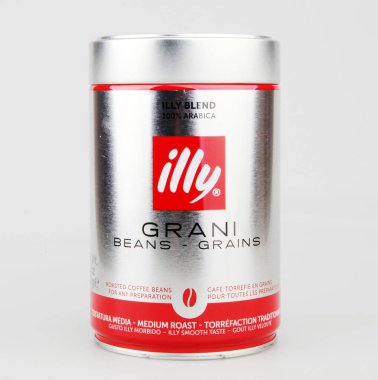 Illy kahve çekirdekleri 250 gram. Beyaz arka planda izole edilmiş. Illycaff S.P.A. espresso üretiminde uzmanlaşmış bir İtalyan kahve kızartma şirketidir..